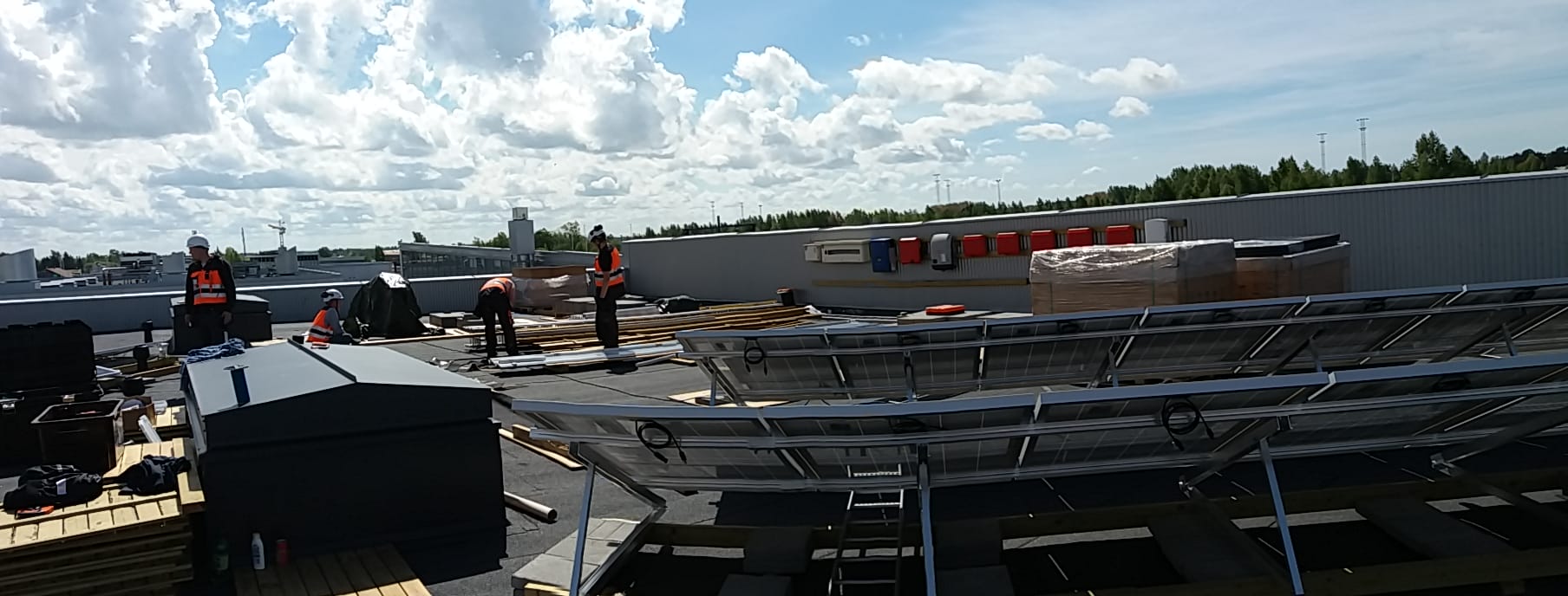 Aurinkopaneelien asennusta SAMKin Porin-kampuksen katolla 2017. Kuva Marko Ylinen