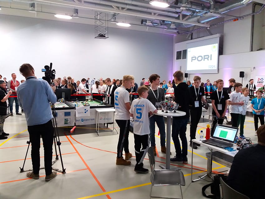 First Lego League Finland -kilpailut käynnissä Agora-salissa.