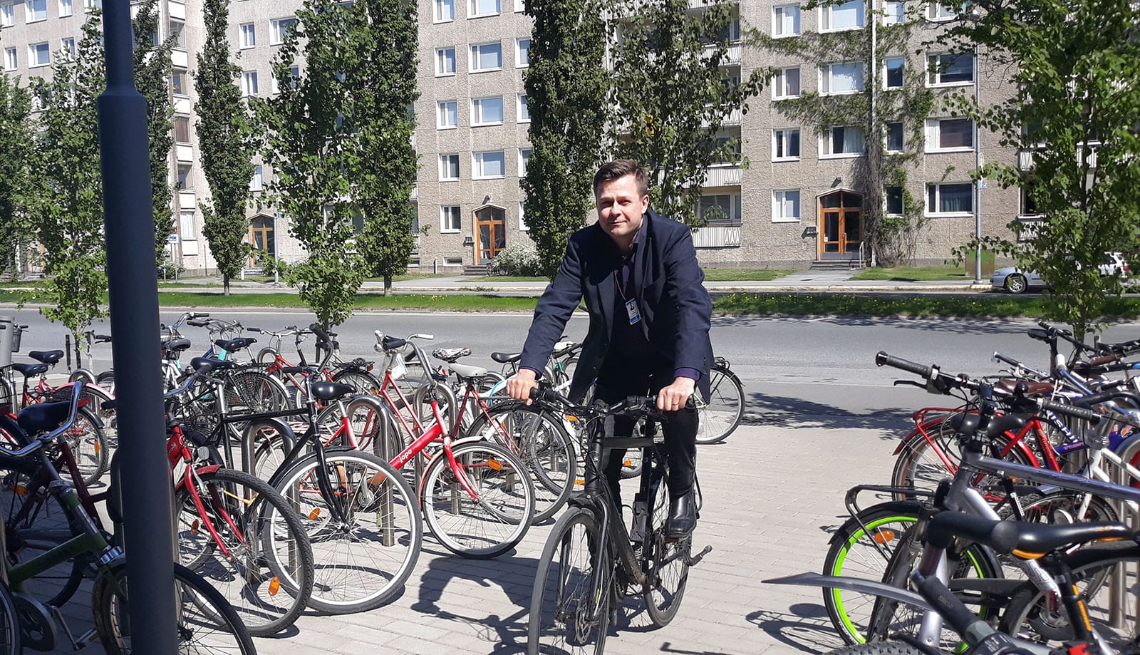 ri Iisakkala pyöräilee usein töihin. | Jari Iisakkala often rides a bike to work.