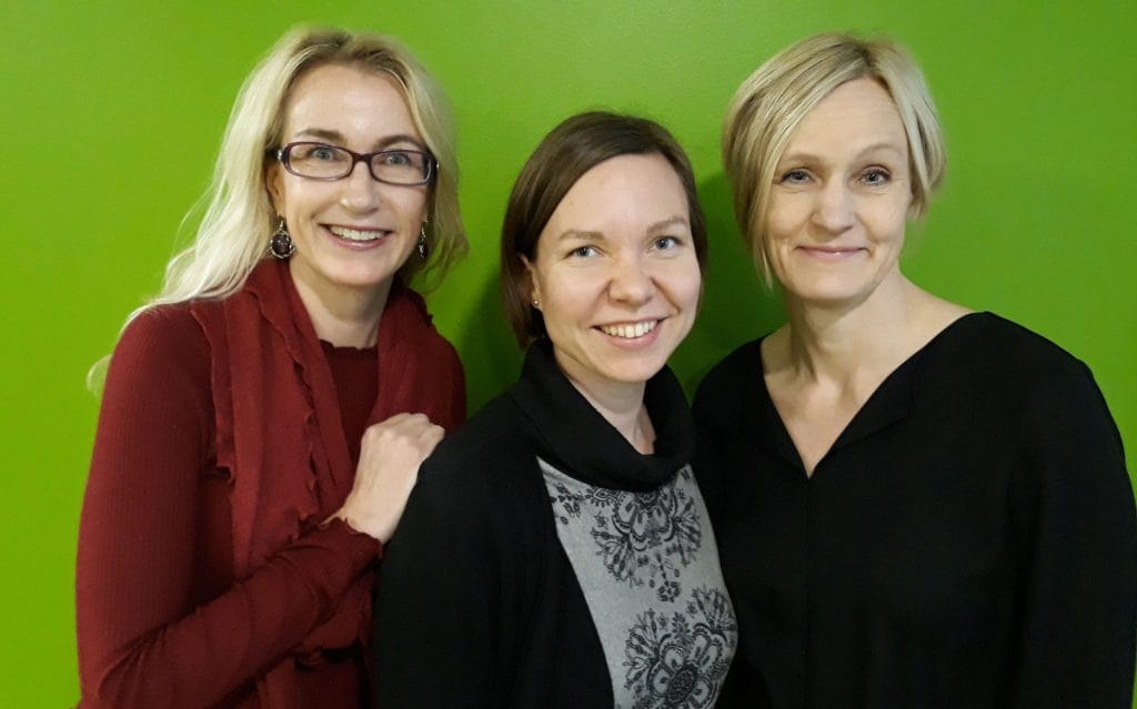 Kolme naista puolilähikuvassa | 3 women, the authors