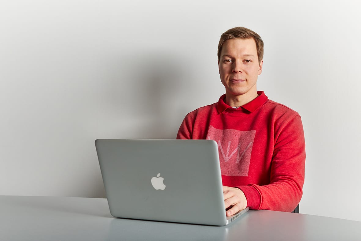 Yrityskiihdyttämöyrittäjä Ollipekka Kivin tietokoneen ääressä.