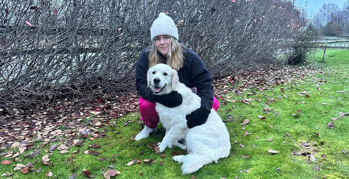 Emilia Castrén poseeraa koiran kanssa.