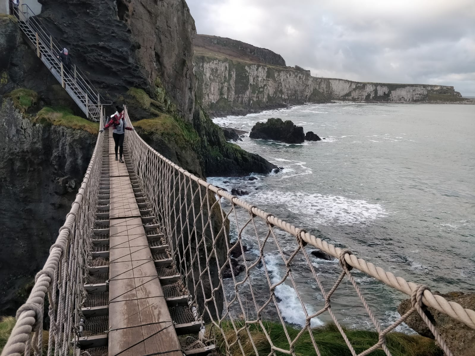 Emilia Hasa kävelee Carrick-a-Rede-Rope-Bridgella, joka sijaitsee Pohjois-Irlannissa.