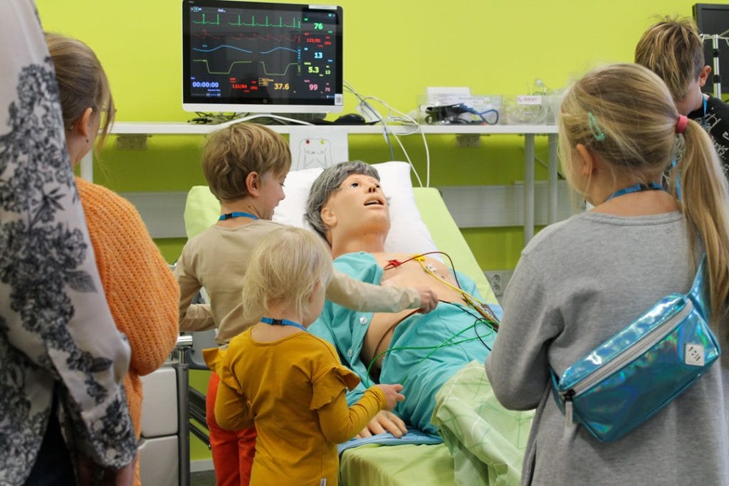 Lapset pääsivät päivän aikana tutustumaan hoitotyön simulaatiotilaan.