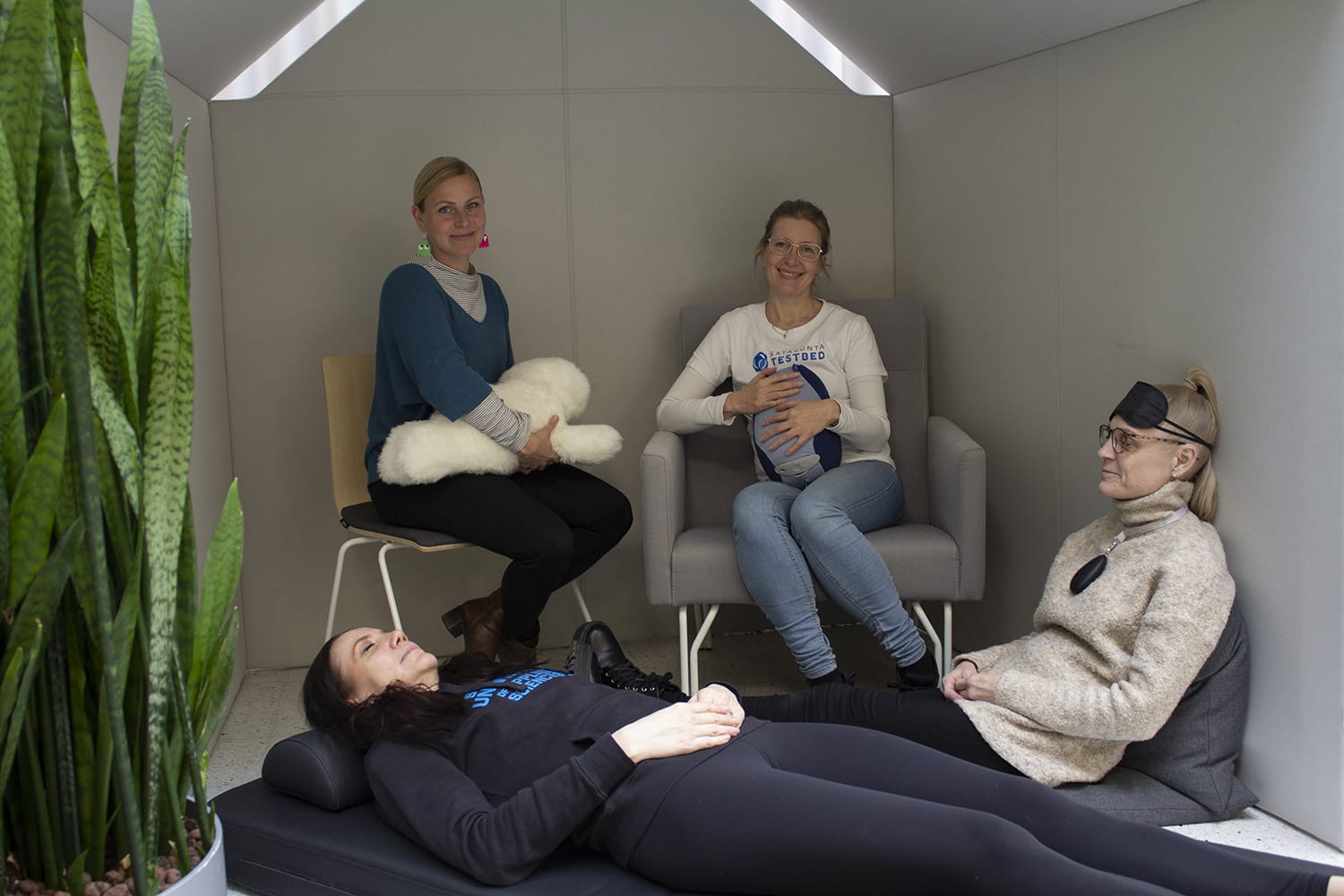 Neljä naista testaa hyvinvointiteknologian tuotteita rentoutumiseen.