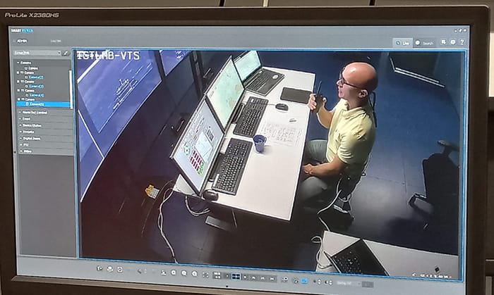 Tietokoneruudulla näkyy merekulun simulaattorissa istuva mies, joka puhuu walkie talkieen.
