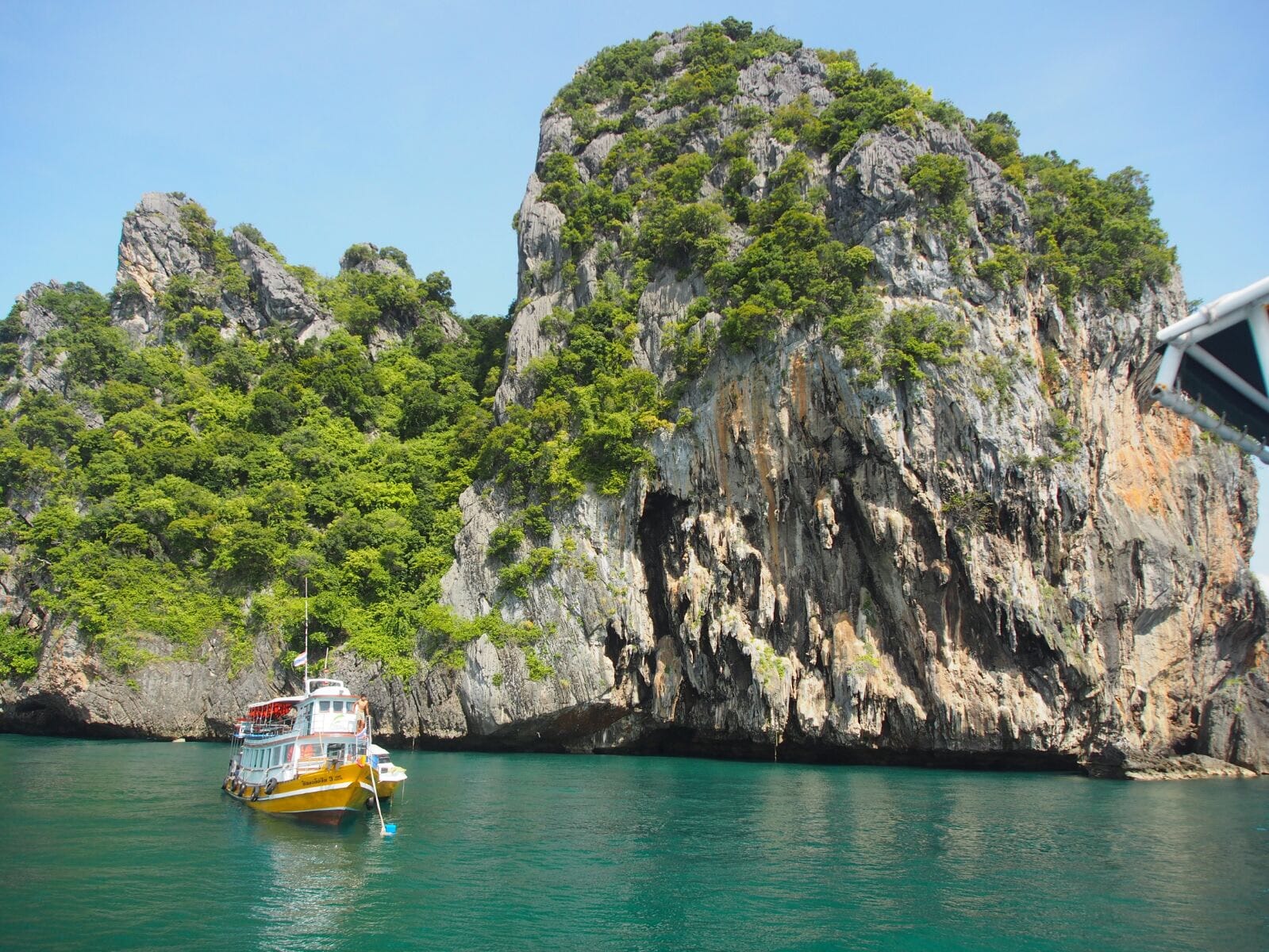 Vene vedessä kallioisen saaren edessä Thaimaassa.