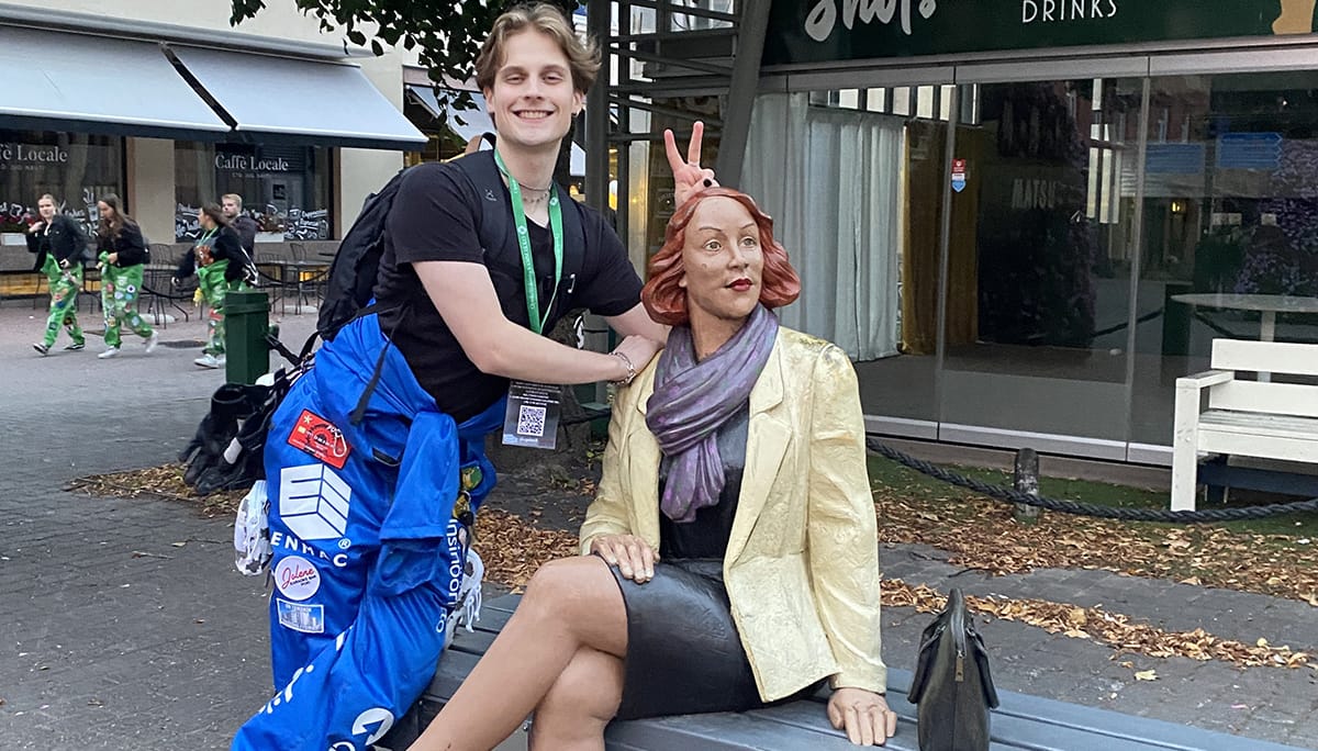 Jaakko Levola poseeraa Maire-patsaalla.