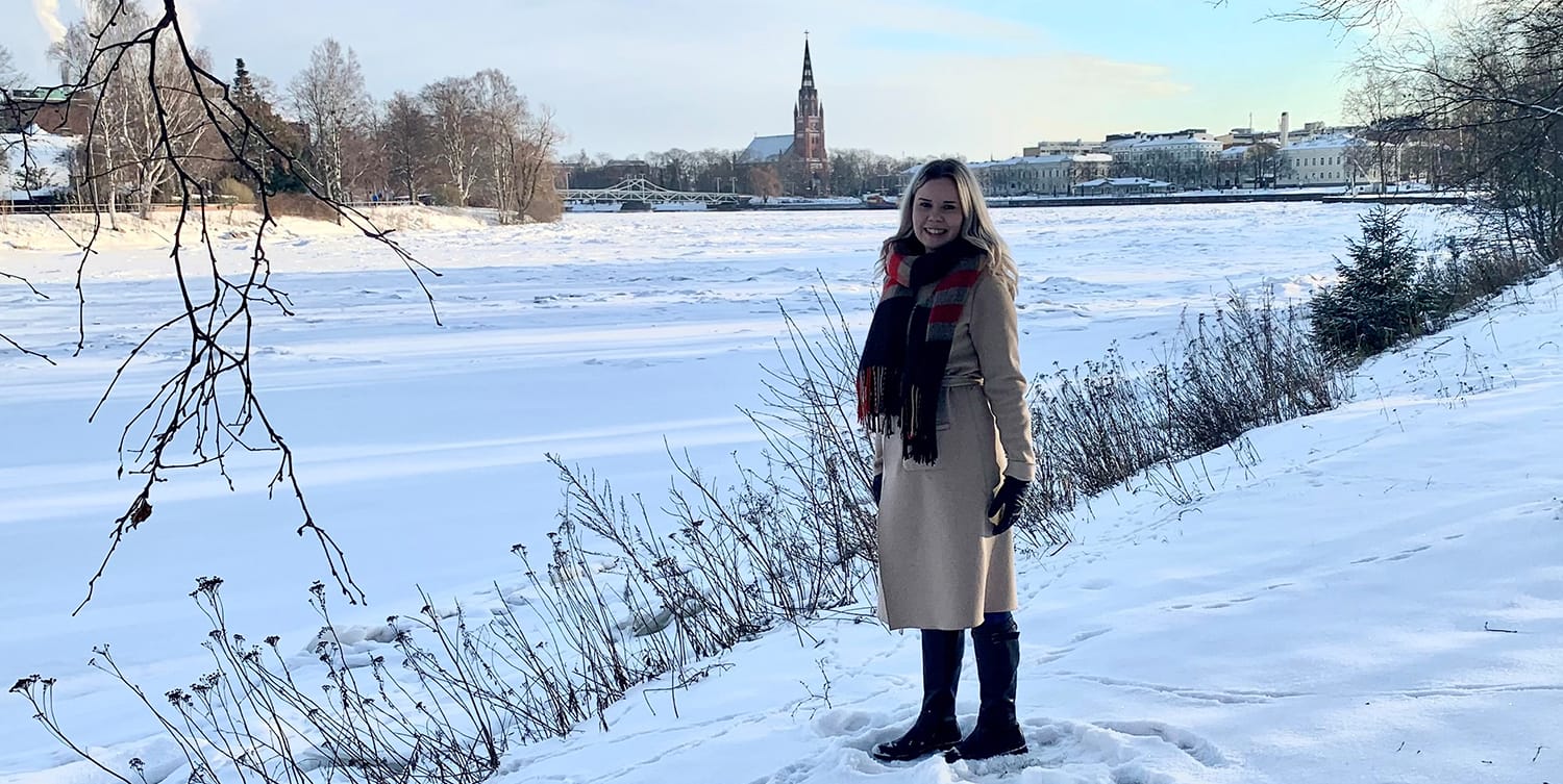 Jenna Mäntyvaara talvella jokirannassa/Jenna Mäntyvaara on the river bank in winter