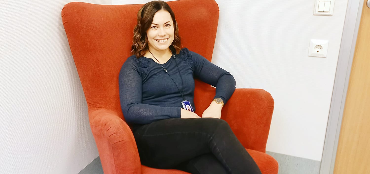 Eveliina Fonsén istuu punaisella nojatuolilla.