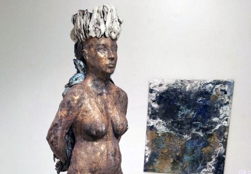 Veistos alaston nainen ja taustalla maalaus, osa