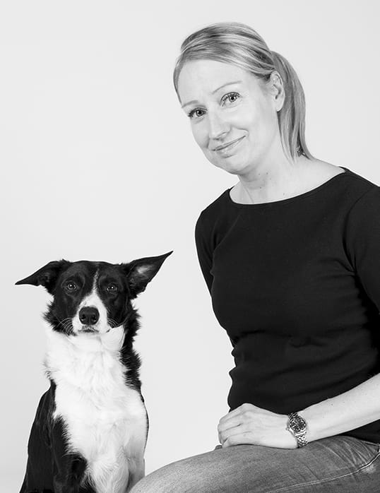 Kuvassa yliopisto-opettaja Marjaana Raukola-Lindblom koiransa kanssa.