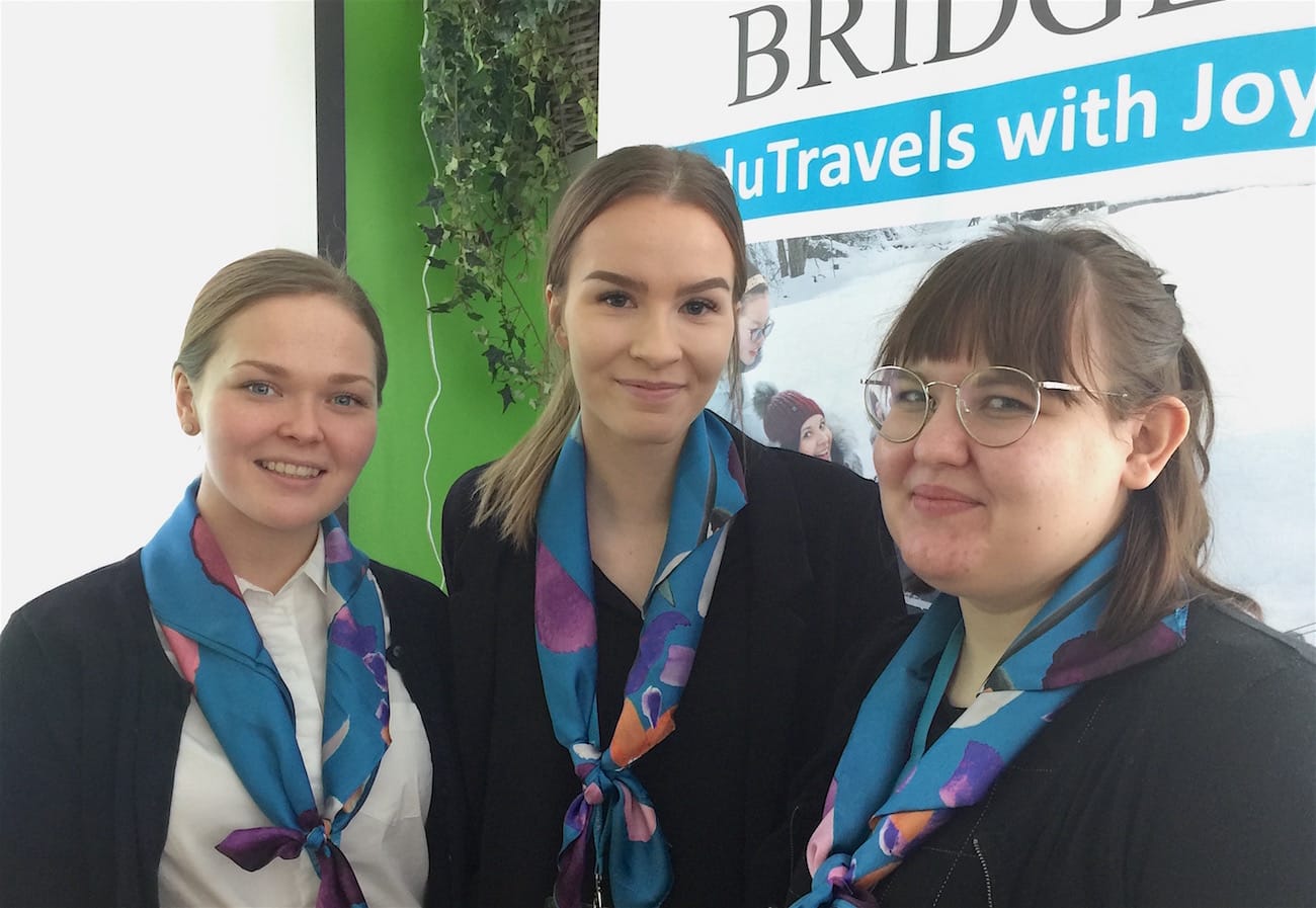 Michaela Särs (vas.), Sanna Alakuju ja Kiia Mäkinen ovat SAMK Bridgeen rekrytoituja matkailun opiskelijoita.