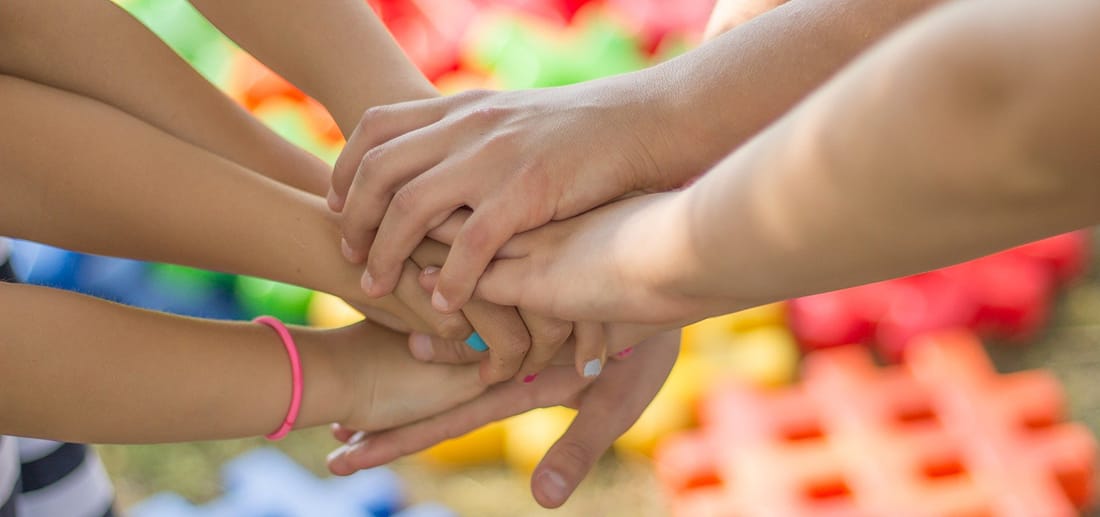 Lasten käsiä yhdessä/Children's hands together