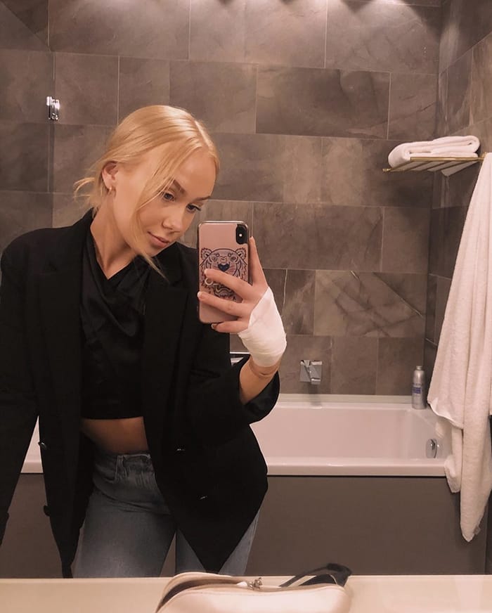 Nia Rintala ottaa selfietä kylpyhuoneessa.