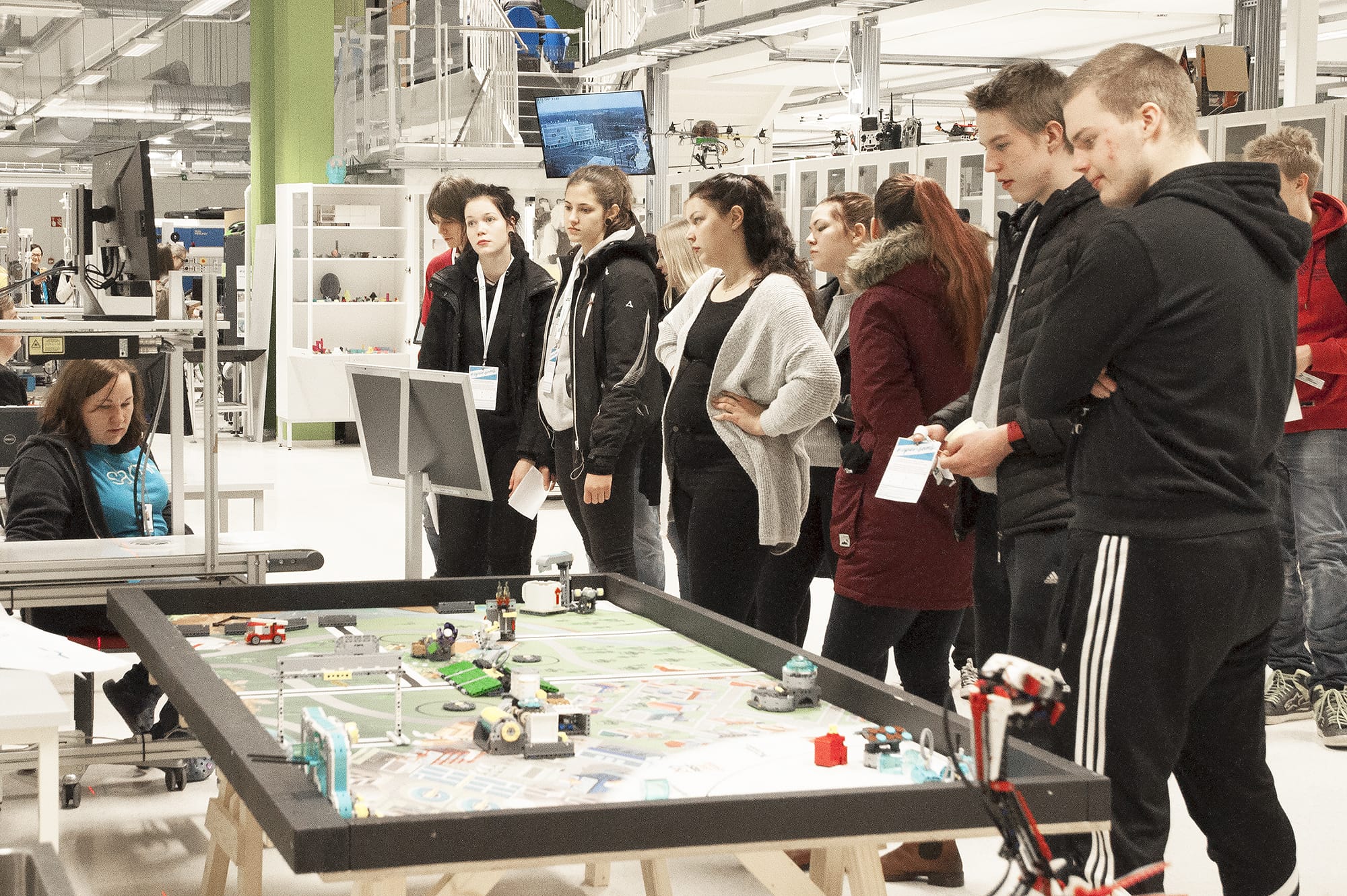 Opiskelijaryhmä tutustumassa legorobotteihin OpenSAMK-tapahtumassa Porissa.