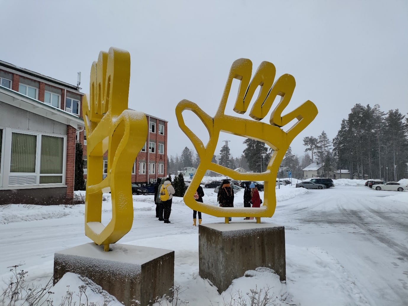 Hanna Luukkosen teos Työ tekijäänsä kiittää, kaksi suurta keltaista kättä muistuttavaa teosta Kankaanpään keskustassa.