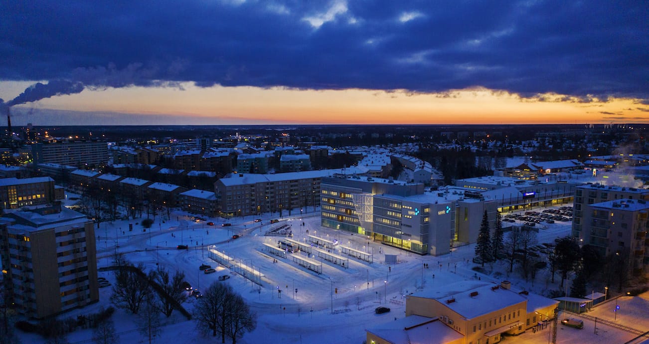 SAMK kampus Pori talvi-illassa Dronella kuvattauna.