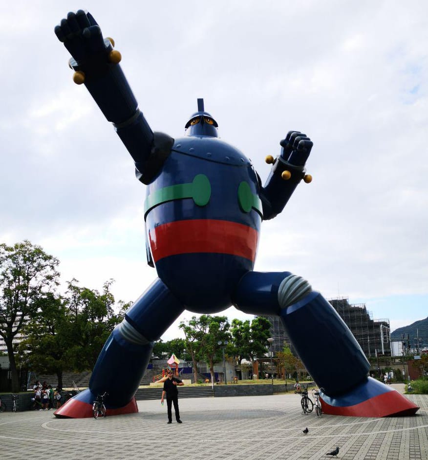 Matias Nevaranta Gigantor-robotin juurella Kobessa.