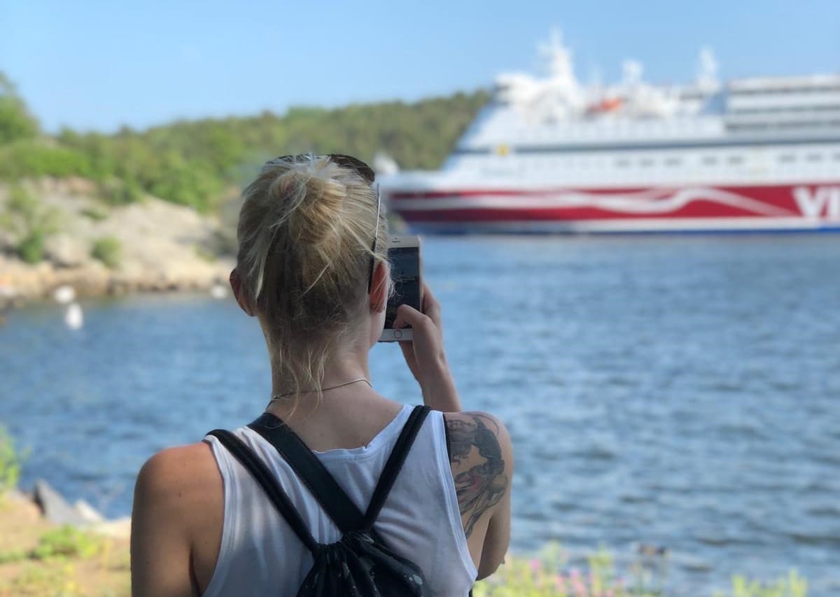 Rose-Marie Nurmi kuvaa kännykällä Viking Linen laivaa.
