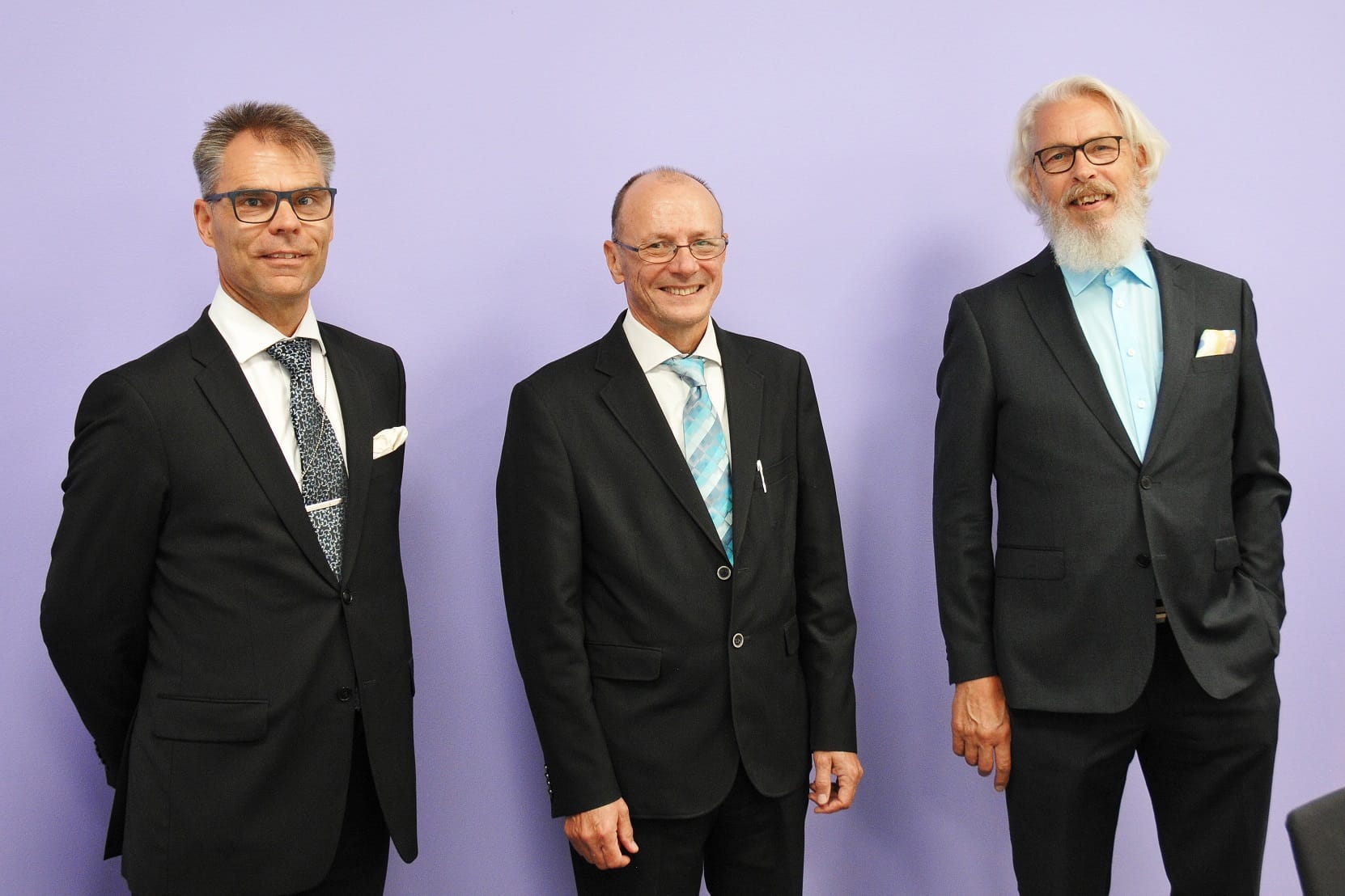 Kuvassa vasemmalta SAMKin rehtori-toimitusjohtaja Jari Multisilta, korkeakouluneuvos Juha Kämäri ja SAMKin hallituksen puheenjohtaja Henry Merimaa.