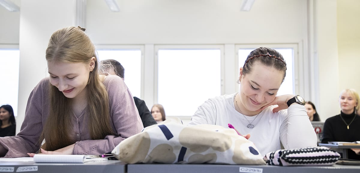 The degree programmes applied for will start in the autumn of 2024. The picture shows tourism students at Pori campus.