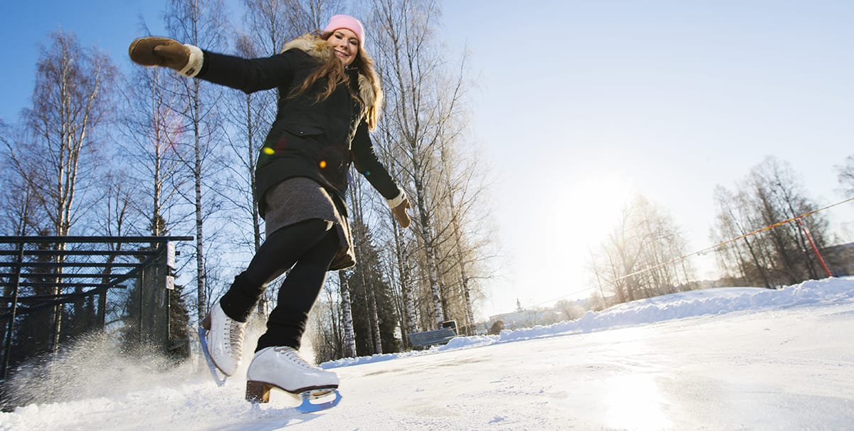 Nuori nainen luistelee. Young woman is skatin