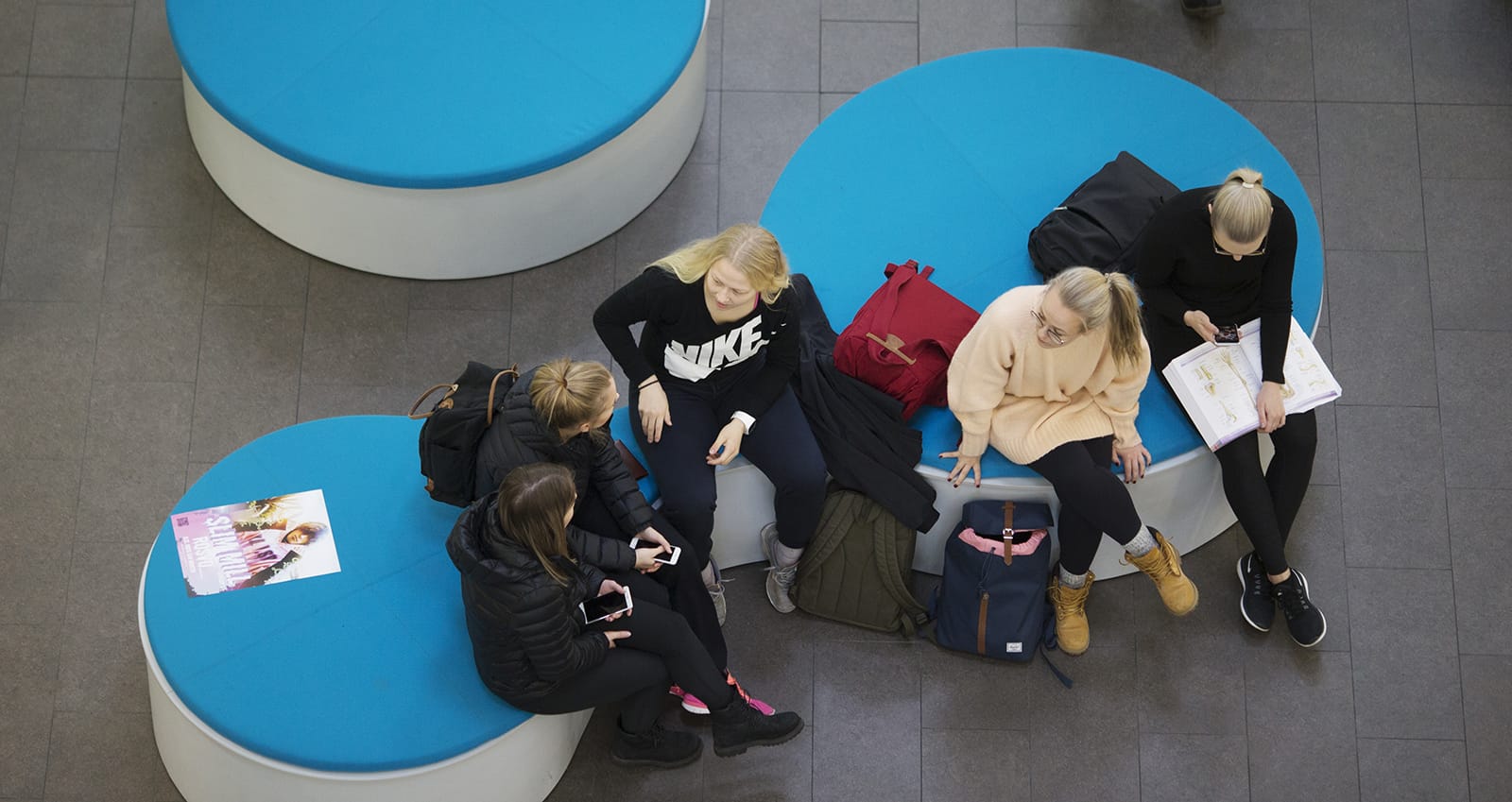 SAMKin opiskelijoita aulassa Porin kampuksella./SAMK students in the lobby on the Pori campus.