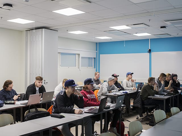 Opiskelijoita SAMK kampus Porin luokassa.