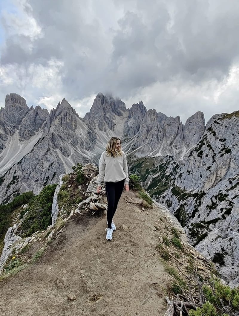 Saana Hoskola poseeraa Italiassa vuorilla.