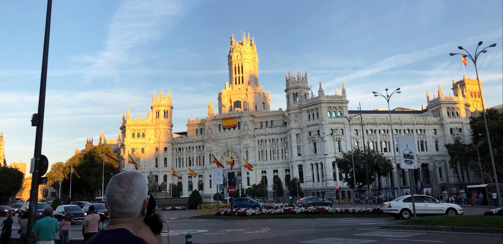 Kuva espanjalaisesta isosta rakennuksesta.