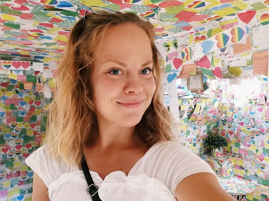 Tonja Liettyä hymyilee kameralle selfie-otoksessa.