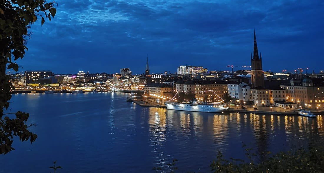 Kuva Tukholman kaupungista iltahämärässä