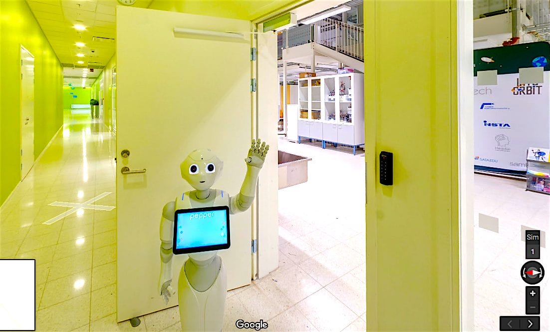 Pepper-robotti SAMKin automaatiolaboratorion ovella heiluttamassa.