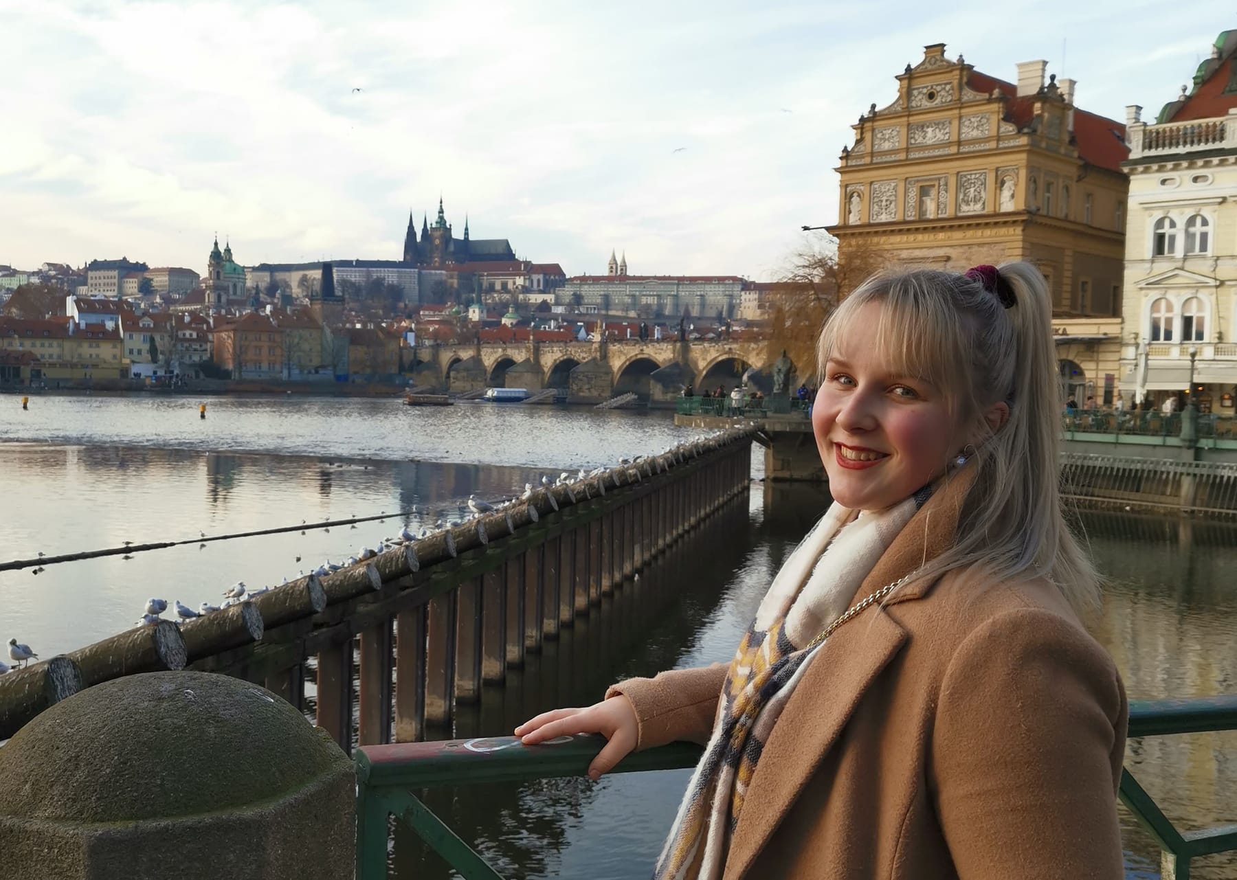 Susanna Aaltonen matkalla Vltavajoen kupeessa, jonka takana näkyy Prahan linnoitus.