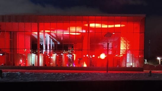 Punasävyinen kuva rakennuksesta.