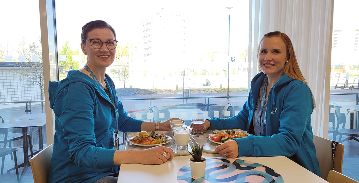 Taina Jyräkoski ja Susanna Kunvik ruokailevat ikkunan edessä Porin kampuksella Skene-ravintolassa.