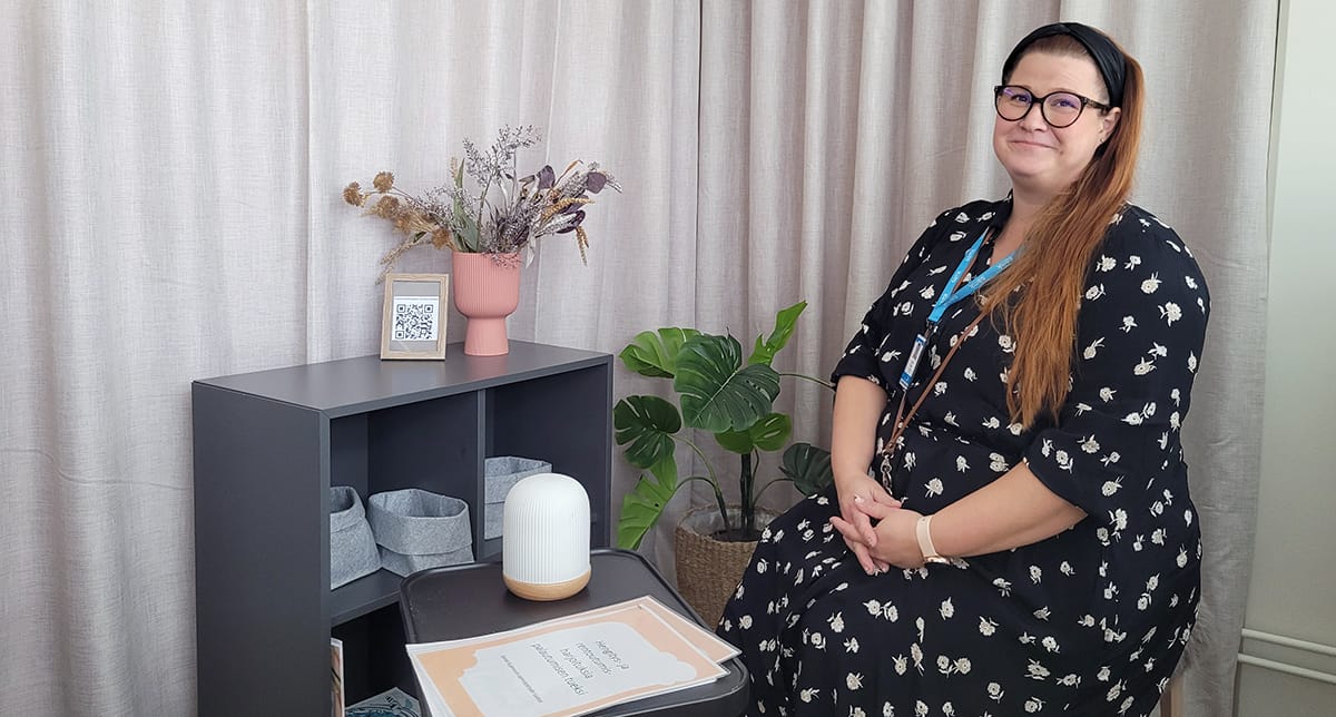 Elina Elo esittelee opiskelijoille suunnattua aistiesteetöntä Relaamoa, joka on vapaasti käytettävissä Porin kampuksella.