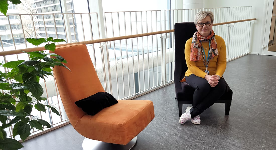 Jaana Halme istuu SAMKin Porin kampuksen käytävän nojatuolissa.