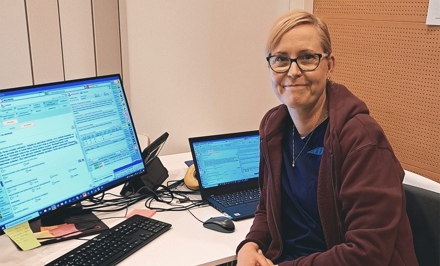 Maria Uusi-Seppälä työskentelemässä tietokoneella.