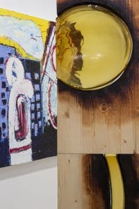 Yksityiskohta, puuta ja keltaista lasia, taustalla maalaus