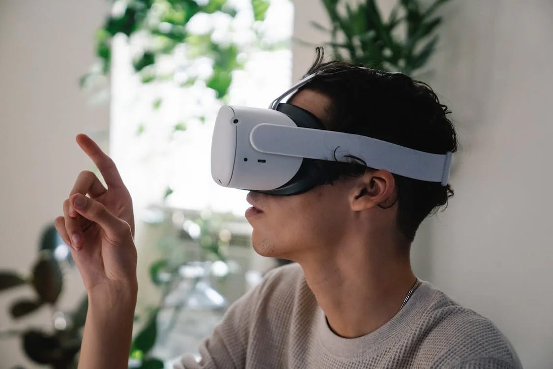 Nuorella miehellä on päässään VR-lasit.