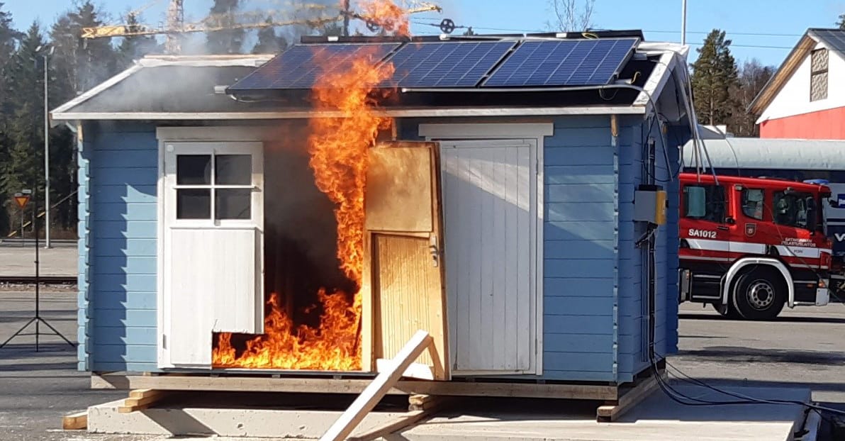 Talo palaa ilmiliekeissä / The house is in flames