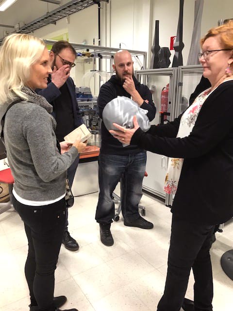 Hyte-Ope hankkeen opiskelijoita tutustumassa RoboAI-laboratorioon.