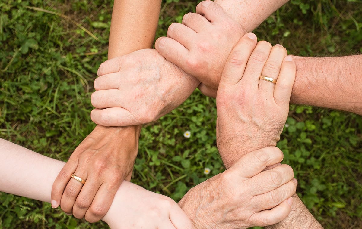 Käsiä yhdessä / Hands together