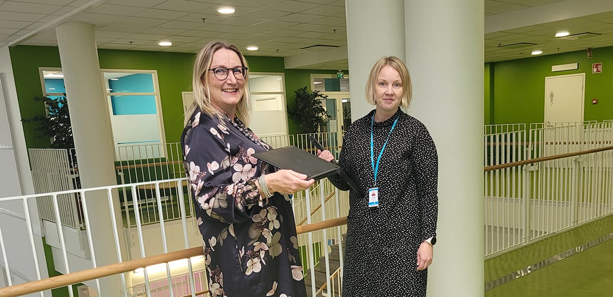 Piia Lamminen and Anu-Mari Elohaka standing at Pori campus hallway.