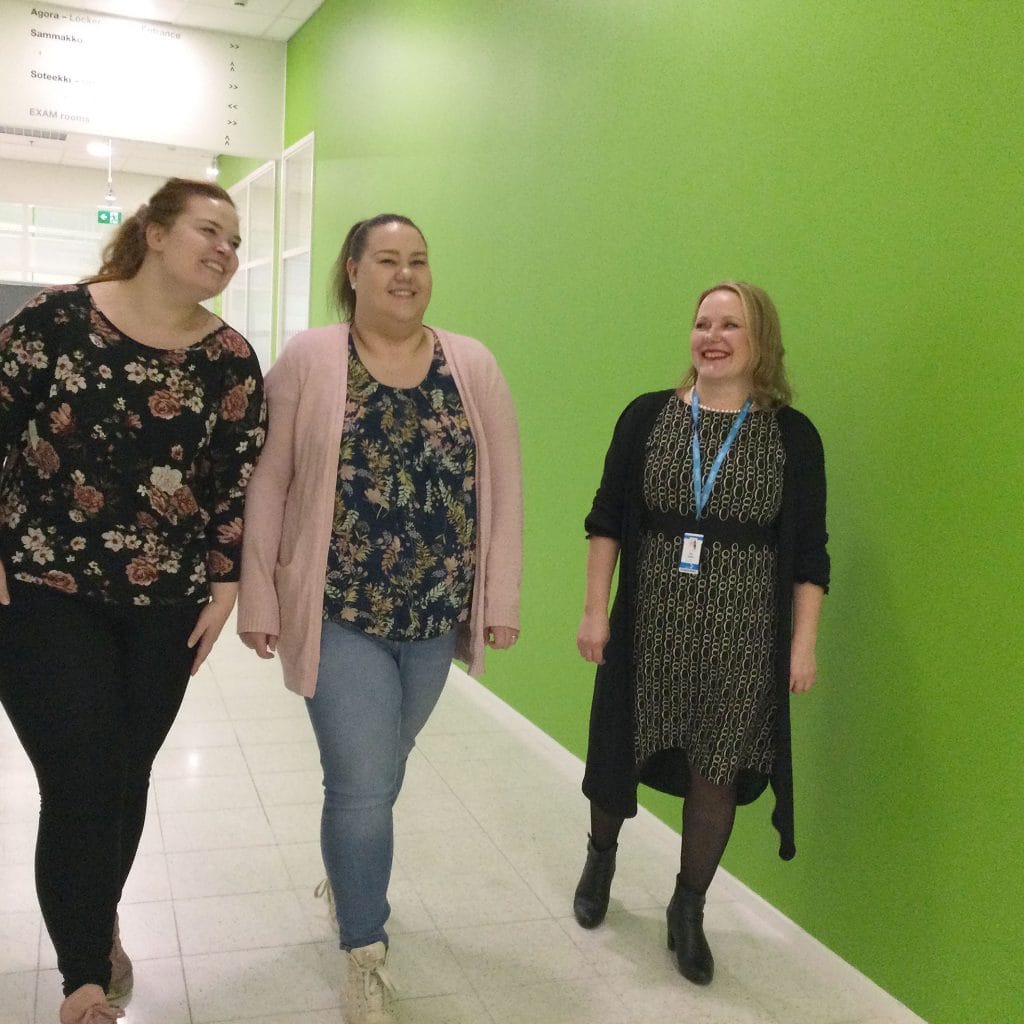 Heli Kaipio, Sofia Viertola ja Sirja Nuolioja kävelevät käytävällä.