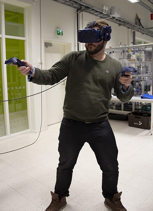 Mies käyttää labrassa VR-laseja.