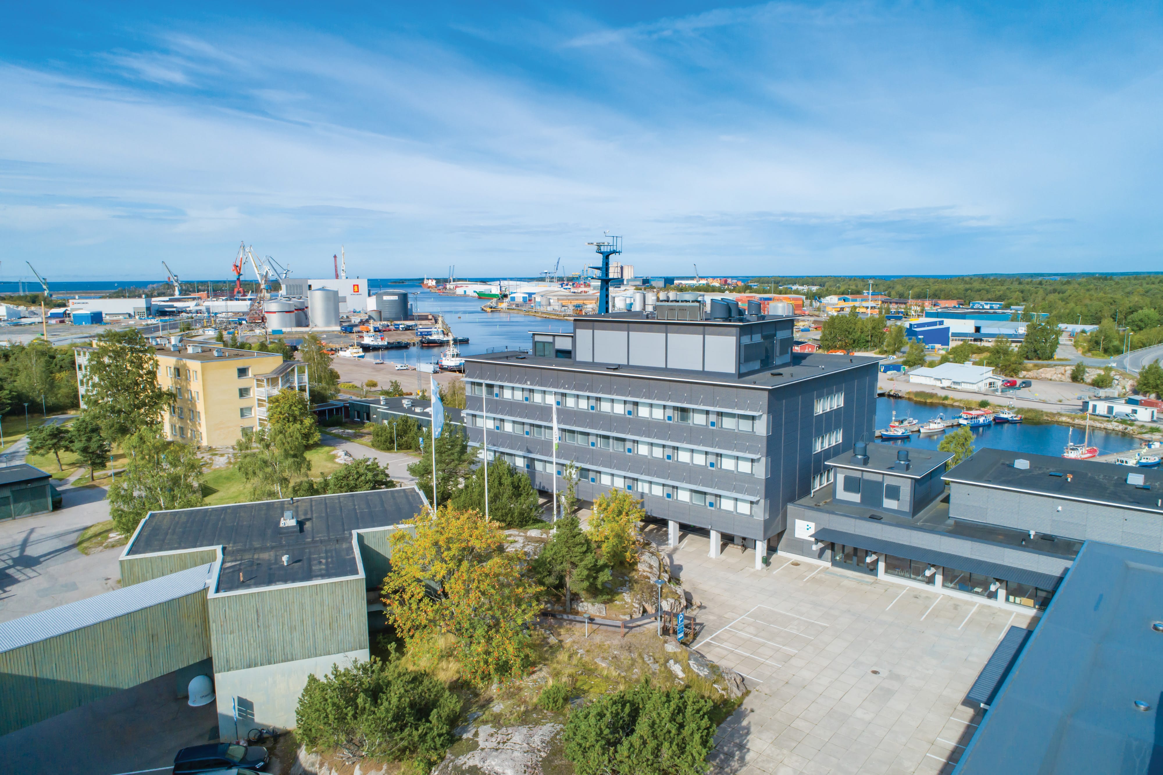 SSAMK campus Rauma's Merimäki building on the sea.