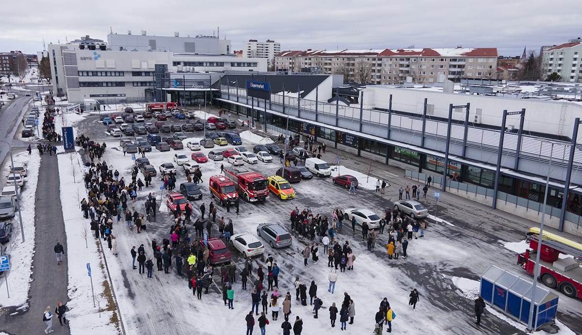 Photo of the evacuation site in the courtyard of the Pori campus.